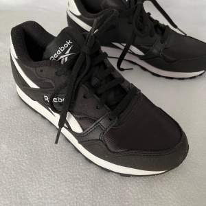 Reebok Ultra Flash skor. Fina skor som är unisex. De passar både till tjejer och killlar. Storlek 35,5. 