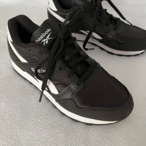 Reebok Ultra Flash skor - Reebok Ultra Flash skor. Fina skor som är unisex. De passar både till tjejer och killlar. Storlek 35,5. 