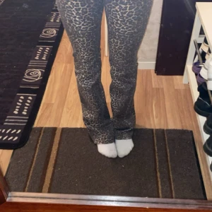 Lågmidjade leopard jeans  - Säljer helt nya lågmidjade leopard jeans från Nelly. Säljer då dom är försmå för mig. Lappen är kvar. Ny pris 700kr eller 740kr med frakt om man beställer online.
