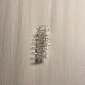 Hårklämma ginatricot  - En jättefin hårklämma från ginatricot, aldrig använd, helt nyskick. Köptes för 99kr och finns ej kvar tror jag. Kontakta mig vid frågor eller tryck på köp nu💕😁 (Om du kan, köpa med något annat i min profil —> mindre risk för paket att tappad bort💕)