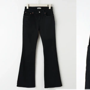 Svarta botcut jeans  - Säljer dessa botcut jeans då de inte kommer till användning, de är helt nya😍storlek 40 men sitter mer som en 38, de är även lite korta på mig som är 171 