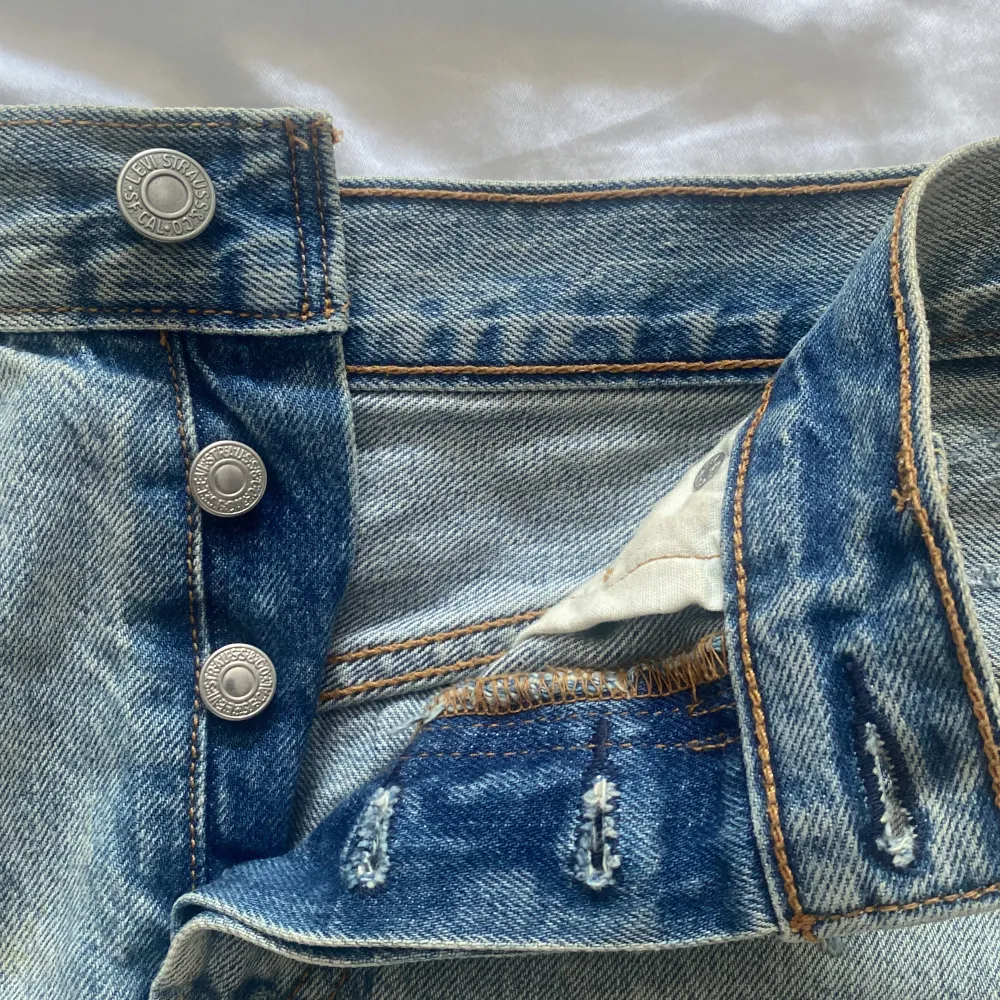 Säljer mina Levis shorts då dem inte passar längre. Står ingen strl i Levis shorts men uppskattar det till en XS. Dem är i superfint skick!. Shortsit.