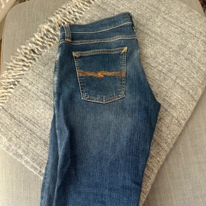 Nudie jeans  - Tja, säljer nu dessa feta jeans då dom inte kommer till andvändning. Jeansen är i gott skick. Jeansen är i storlek 30   Så hör av er vid eventuella frågor 