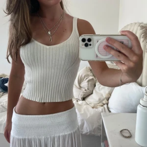 Vit topp - Snyggaste toppen från monki! Säljer då jag har en liknade 