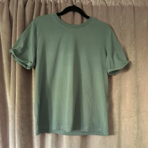 T-shirt från H&M - ”turkos” t-shirt från H&M i strl S, använd många gånger men i bra skick. pris kan diskuteras !!