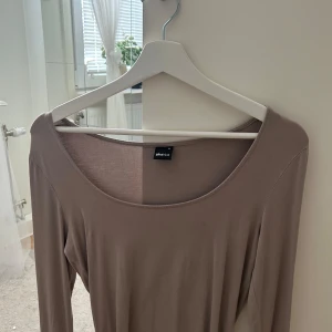 Långärmad Gina topp - Säljer denna långärmade tröjan då den har blivit för stor för mig. Tröjan är i utmärkt skick. Storlek: M Pris: 70kr (original pris 199kr) Hör av er vid intresse💓