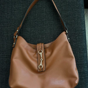 Axelremsväska  - Sjukt snygg väska jag köpte secondhand, jättefint skick!! 