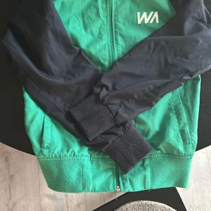 Vårjacka från warp - Vårjacka från warp i storlek 146/152. Använd i gott skick. Hälla sönder och luva saknas.