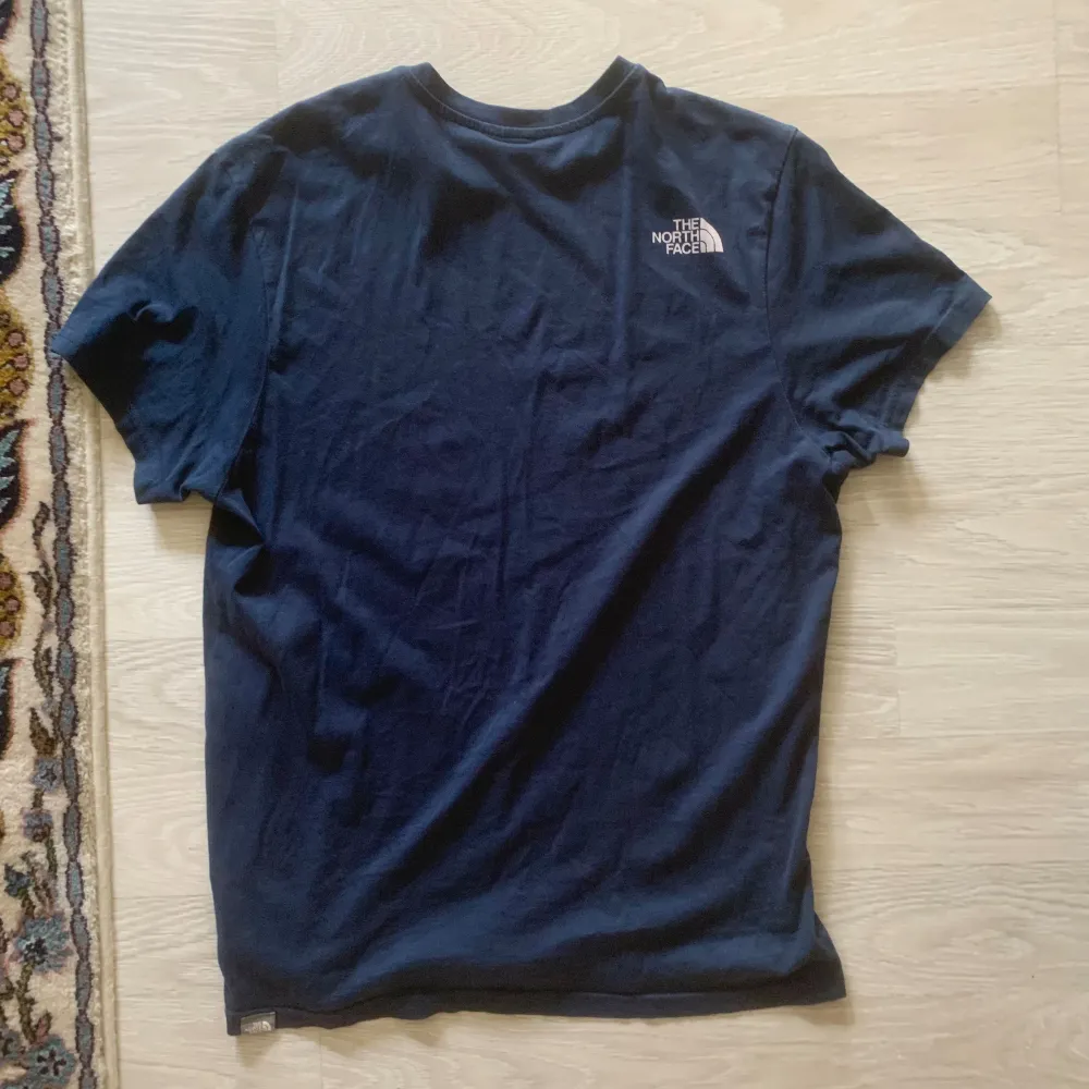 Säljer nu denna bekväma mörkblå t-shirt från North Face. Den är nästintill oanvänd, skick 9/10. Skriv för fler bilder eller om du har några frågor!. T-shirts.