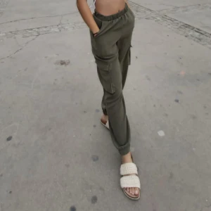 Mörgröna cargos - Mörgröna/oliv cargos i tyg från vero moda, superbekväma, superskick, perfekta för en sommarkväll eller höst/vår