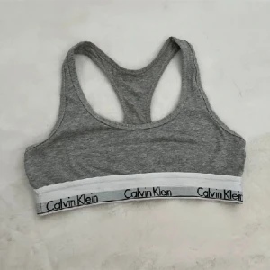 Grå sporttopp från Calvin Klein - Fin topp från calvin Klein, bra skick