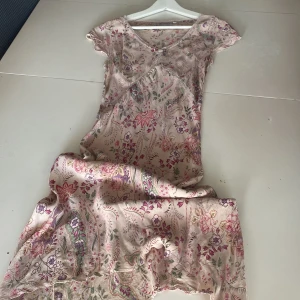 Vacker klänning  - Underbart snygg klänning, tyget är ljuvligt ! 