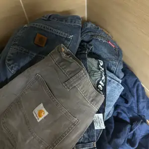 Nu säljer jag ett stort antal kläder på grund av flytt och andra orsaker.   Utbudet inkluderar: - Över 600 plagg jeans - Mer än 200 märkeströjor från bland annat Polo Ralph Lauren, Tommy Hilfiger, Carhartt, Dickies och True Religion 