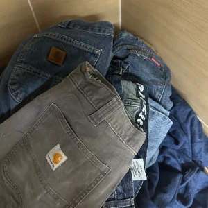 BULKSALE MERCHANDISE - Nu säljer jag ett stort antal kläder på grund av flytt och andra orsaker.   Utbudet inkluderar: - Över 600 plagg jeans - Mer än 200 märkeströjor från bland annat Polo Ralph Lauren, Tommy Hilfiger, Carhartt, Dickies och True Religion 