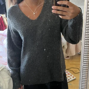 Stickad v ringad - En grå stickad tröja från vero moda. Den är i bra skick.