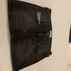 Svart 2000s minikjol - 2000s minikjol från Lee i mycket bra skick 