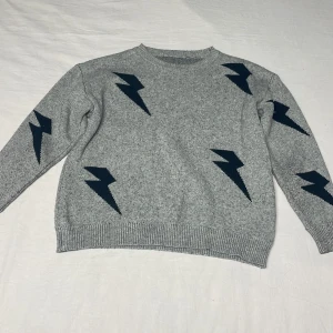 Stickad tröja - Stickad tröja med blixtrar, lappen är borta så jag vet inte var den är ifrån☺️