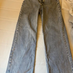 Grå jeansbyxor från Shein - Ett par grå jeansbyxor från Shein i storlek XS. Byxorna har en rak passform och är tillverkade i bomull. De har en klassisk design med fyra fickor och knappgylf.