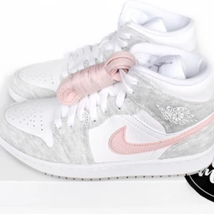 Jordens  - Säljer stilrena Jordens köpta i Usa, knappt använda, finns inte att köpa längre(🟩STOCKX🟩) (Kommer med extra rosa snören) Försten till kvarn!