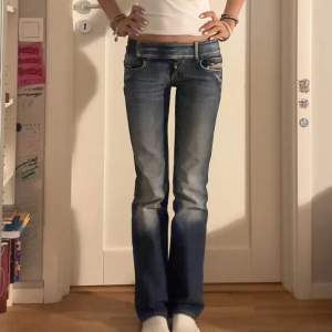 jag säljer mina supersöta low rise diesel jeans ❣️❣️ använd en gång i perfekt skick! Storlek 23w längd 165cm 💕