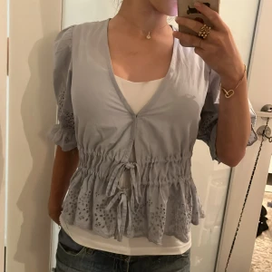 Fin blå blus  - En blus ifrån Other stories som inte säljs längre. Nypris 500 och är i super fint skick. Storleken går att adjustera i midjan.