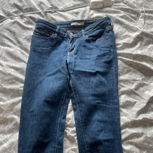 Jeans - Mid waist jeans från Levis som tyvärr ör för stora för mig, de ör i nyskick