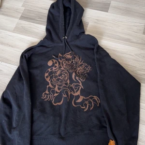 KENZO HOODIE - Riktigt fin hoodie köpt för 5000kr men eftersom den är lite använd så sänks priset men inga skador elr liknande på hoodien :)