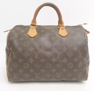 Louis Vuitton Speedy 30 - Louis Vuitton Speedy. Ett måste i väskkollektionen! Bra storlek för både vardagsbruk och resor. Perfekt att använda som skol-/arbetsväska. Speedy ger en touch av lyx och stil till varje outfit.