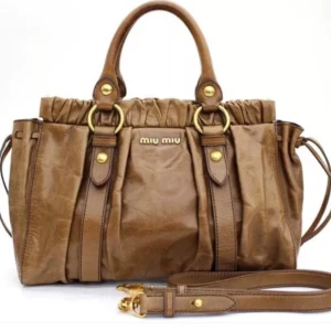 Miu Miu väska - Material: läder Färg: brun    Tillbehör: inga  Det finns några små tecken på användning, men överlag mycket bra skick. Se bilder för detaljer!