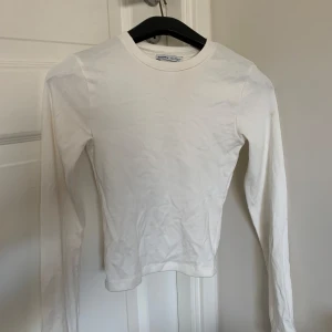 Vit tröja  - Superfin och skön vit tröja från Bershka som är använd få gånger. Den har fått lite smink på halsen men inget som direkt syns! 