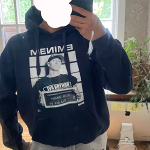 Eminen hoodie  - Använd mkt men fortfarande väldigt mjuk! Köpt på Bengans i Gbg. Köparen står för frak📦 