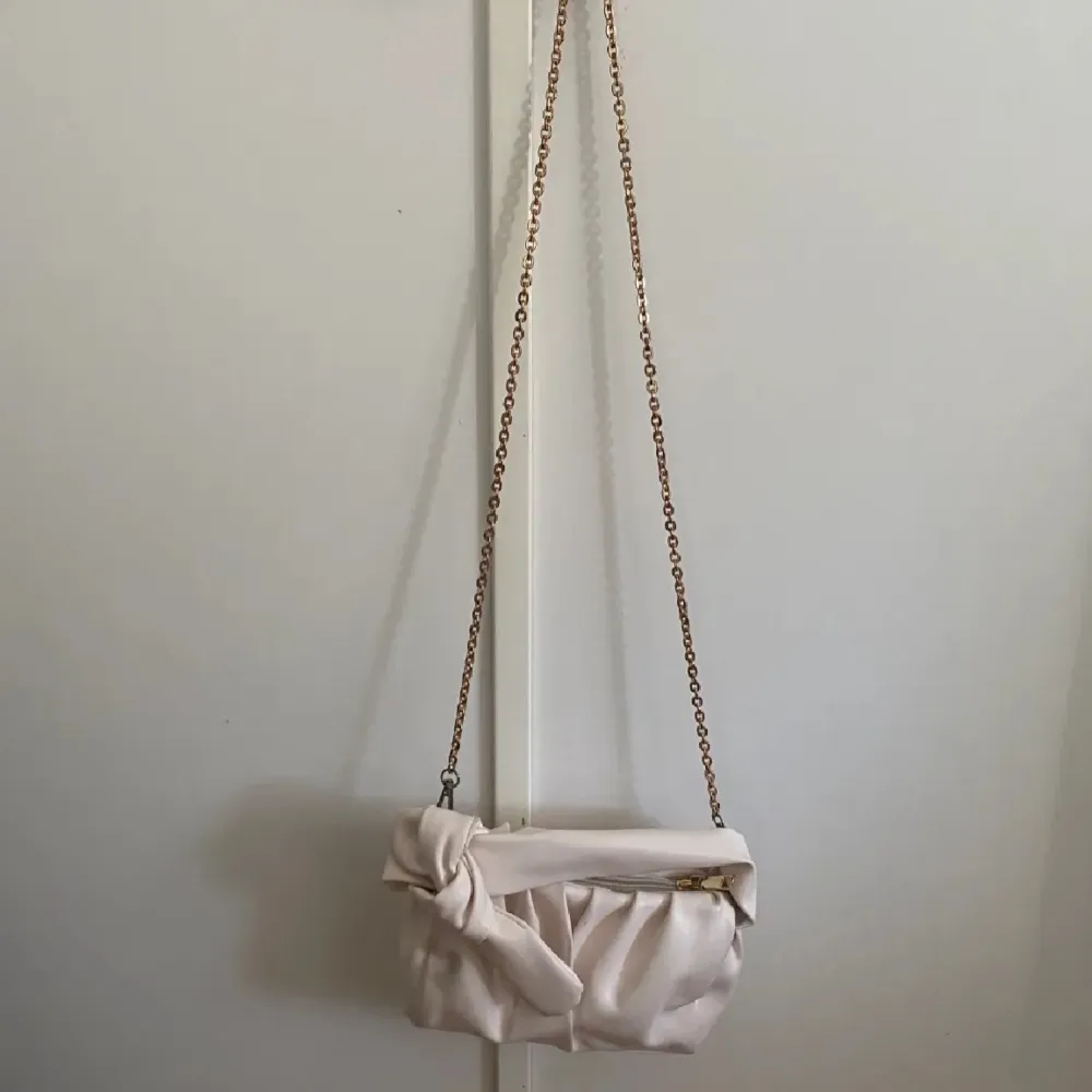 Säljer denna super fina och gulliga väskan som har blivit lite ljus brun på baksidan men de syns inte om man har det innåt💕pris är diskuterbart. Laukut & Käsilaukut.