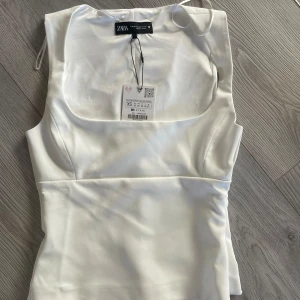 Zara topp - Super fin zara topp som aldrig är använd, lapp kvar! Den passade tyvärr inte mig och säljs pga det!