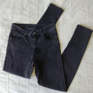 Cheap Monday jeans - Second Skin New Black - storlek 28/30 - Cheap Monday jeans - Second Skin New Black - storlek 28/30. Jeans i skinnymodell i en snygg gråsvart färg. 99% bomull och 1% elastan. Fint skick men lite urtvättade. 