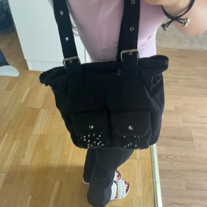 Unik väska - Säljer nu denna lite udda väska som jag tyvärr inte vet vart den är köpt ifrån. Väskan är i mocka och har super fina silverdetaljer. Hör av dig vid frågor<3