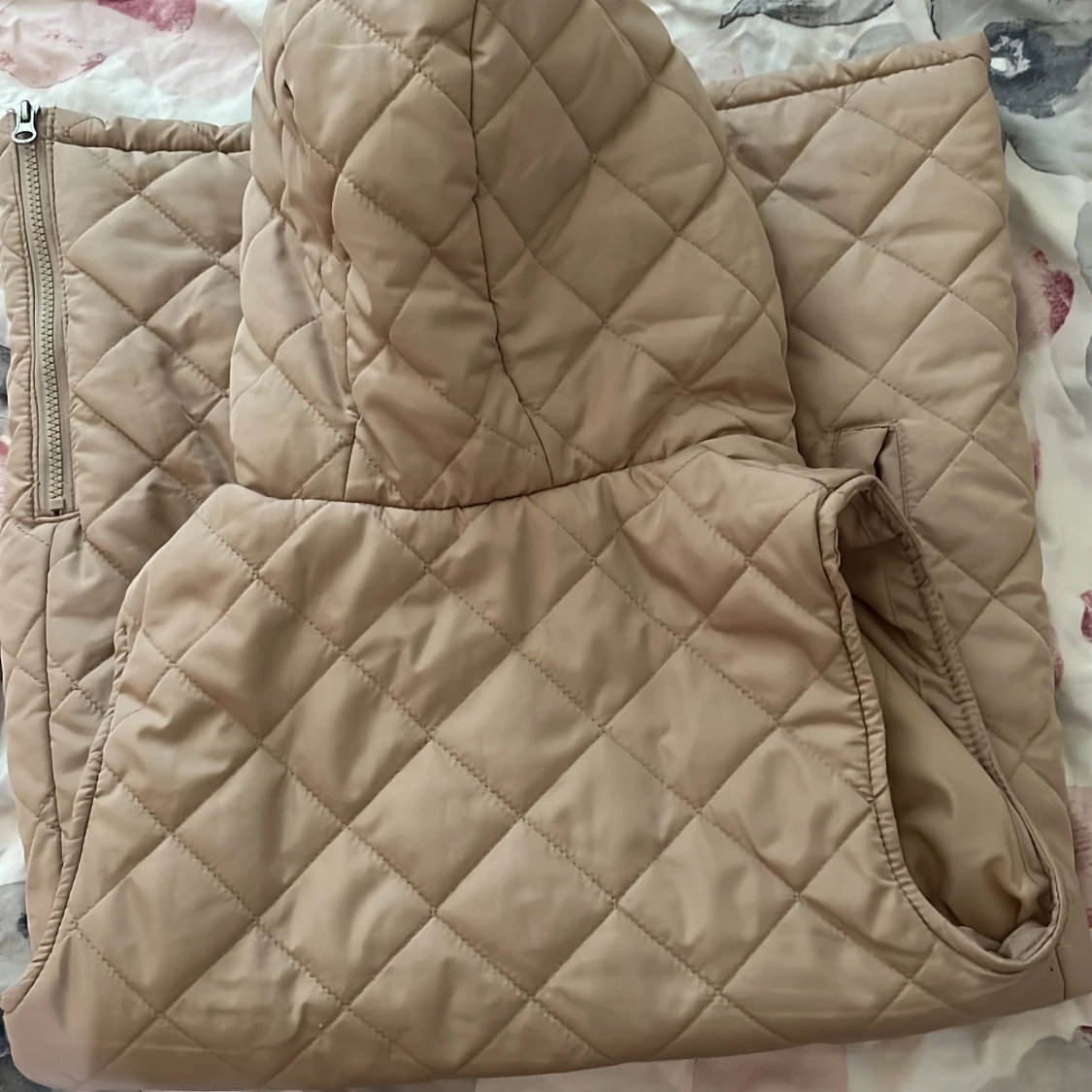 Beige quiltad väst med huva från 157