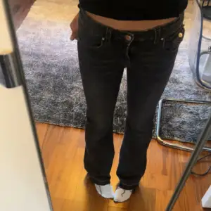 Jätte fina Lowwaist bootcut jeans från Gina. Köptes i vintras men ej kommit till användning. Har dragit av trådarna längs nere av jeansen satt de blir längre och jag är 166. Köptes för 399 men sälja för 150! 