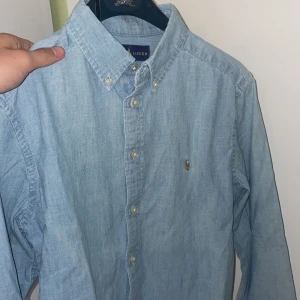 Ralph lauren skjorta - Säljer nu min blåa ralph lauren skjorta, fint skick och storlek 14. Nypris 1599. Om du är intresserad tveka int epå stt höra av dig!😄