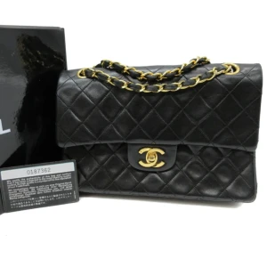 Vintage Chanel Double Flap - Ursprung: Frankrike  Storlek: medium Material: läder och metall  Färg: svart  Serienummer: 0187362 Tillbehör: kartong, äkthetsstämpel och äkthetskort Exteriör: repor, repor, smuts, avskalning (guldpläterad) och rynkor Insida: repor, skalningsmärken, 