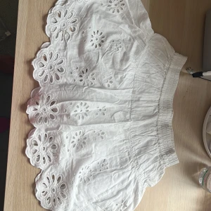 Vit zara kjol - Jätte söt vit volang kjol ifrån zara! Den är inbyggda shorts. Kjolen är i bra skick. Kjolen passar som xs!kjolen har ett litet hål som knappast märks ( kan lagas )