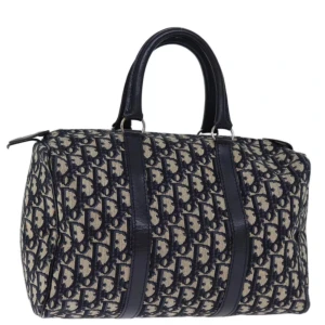 Christian Dior Boston väska - Christian Dior Trotter Boston-väska. Med en klassisk och tidlös design kommer denna väska att passa alla tillfällen. Perfekt för att lägga till en touch av lyxstil till vilken outfit som helst!