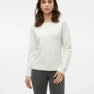 vit stickad  - säljer min vita stickade tröja från veromoda pga ingen användning, inga defekter osv💗