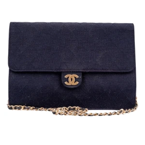 Chanel - Säljer nu min fina Chanel väska som är köpt på Vestiarie Collective🖤 Väskan är i fint skick men använd och vanligt vintage slitage, kedjan är utbytt mot en ny. Dustbag och box ingår (boxen ej så fint skick). Mått 25x18x7. Skriv för fler bilder/fråga🖤