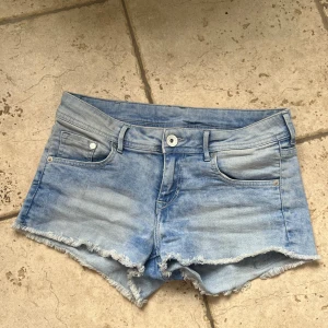 Lowwaist shorts - Lowwaist shorts jag köpte second hand i storlekXS/S men är strechiga💕 Endast  använd 1 gång. Inga defekter ❤️ 