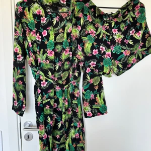 Co-ord set from Pigalle  - The co-ord set, kimono, and shorts have a unique tropical print. Both items are in perfect condition. The shorts have two pockets on each side, as shown in the picture. 🌴🌺