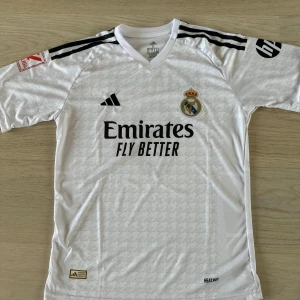 MBAPPE REAL MADRID TRÖJA 24/25  - En helt ny Kylian Mbappe Real Madrid tröja från den nuvarande säsongen. Tröjan finns i båda storlek M och S (en va till mig och min lillebror) Kan både frakta och mötas upp i Stockholm👍 