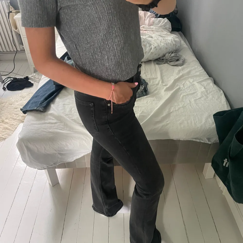 Gråa utsvängda jeans från zara😻. Jeans & Byxor.