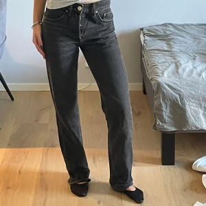 Svart/gråa raka jeans  - Straight jeans från zara. Grå/svarta i storlek 34. Lite högmidjade med raka ben. 
