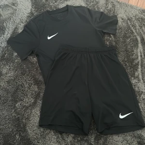 Nike tränings kit - Både shorts och byxor i nyskick, använda fåtal gånger. Storlek S men passar även M. Skriv för fler bilder eller andra frågor. 