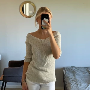 Stickad blus  - Stickad blus/ tröja i gott skick. Passar xs-s, man kan ha den på olika sätt (kolla bilder). 